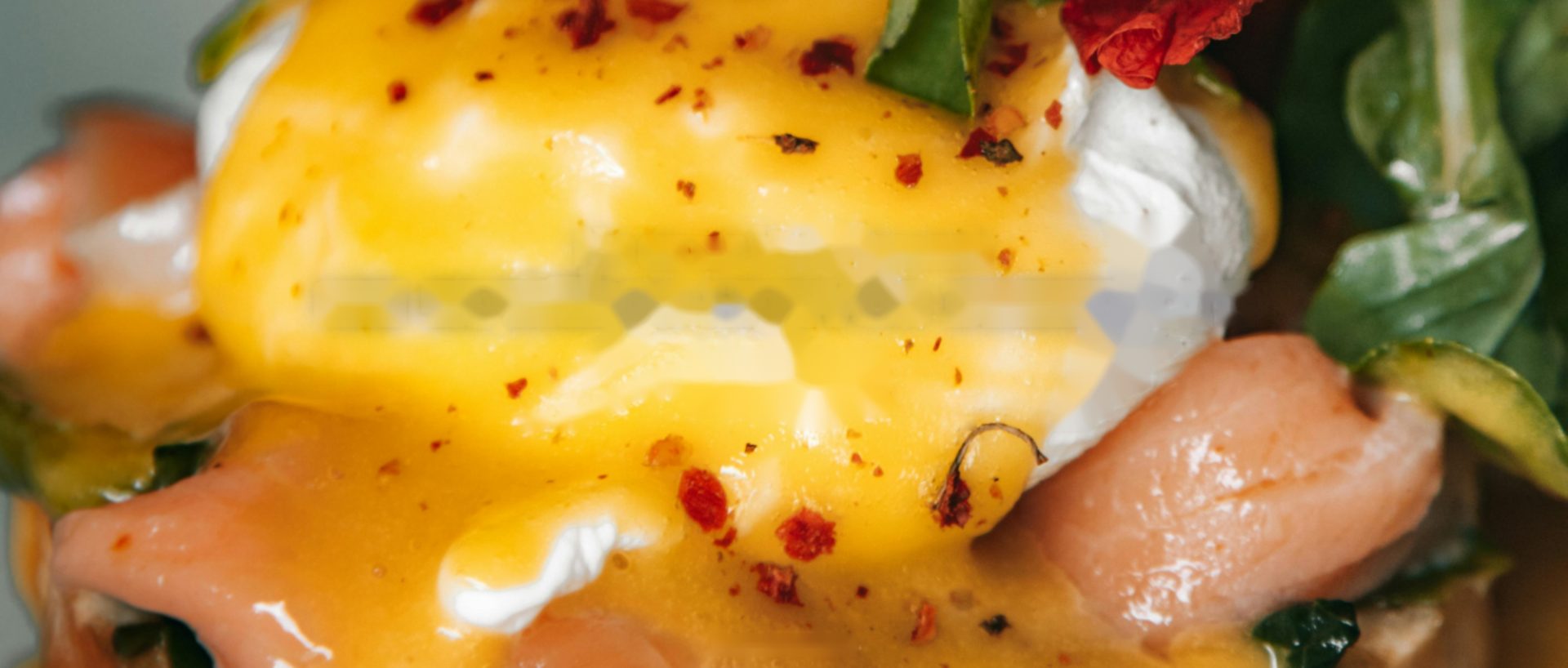 Huevos benedict con salmón