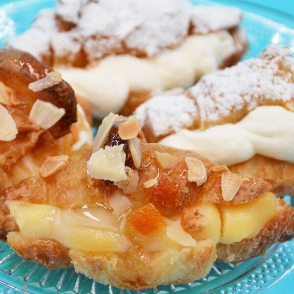 La petite Sara Cafetería Pastelería en Madrid tartas artesanales mini Croissant rellenos nata y crema pastelera